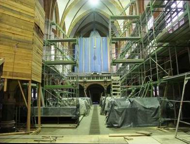 man kommt der Kirchendecke näher