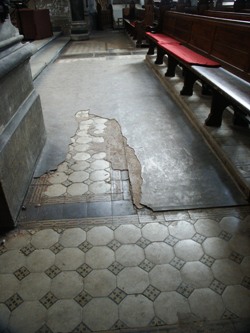 Nach Rückbau des Podestes in den 50ziger Jahren, waren der Untergrund bzw. fehlerhafte Fliesen mit Fußbodenbelag abgedeckt
